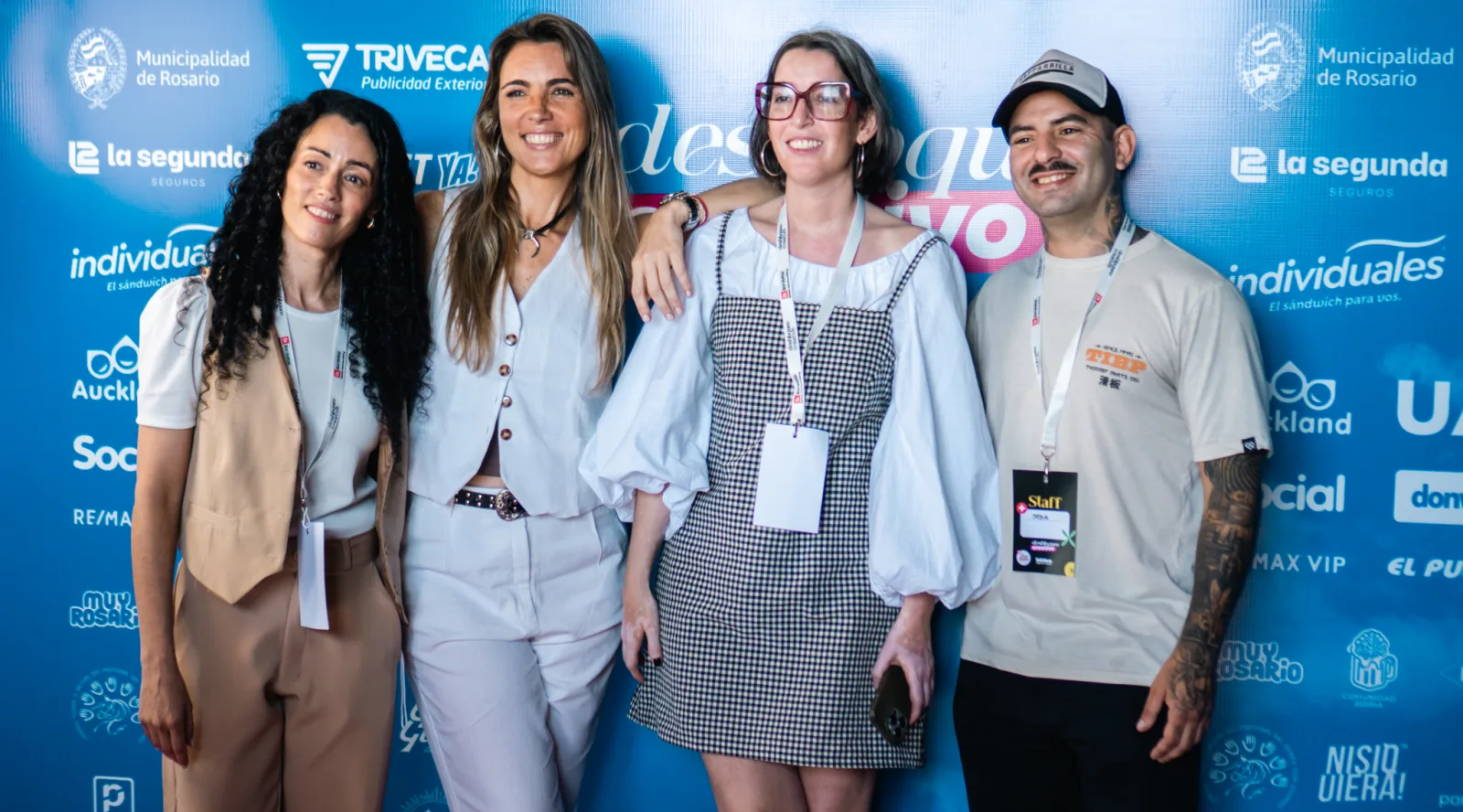 Asistentes en el backdrop de sponsors